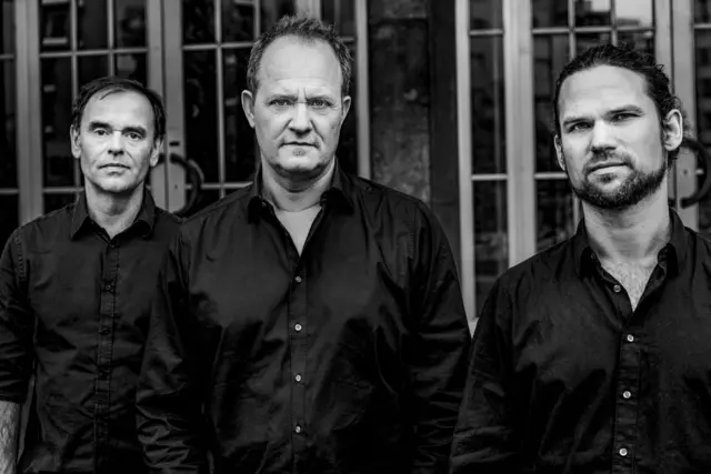 Das Dieter Ilg Trio (von links): Patrice Héral (Schlagzeug), Dieter Ilg (Bass), Rainer Böhm (Piano) | Foto: Till Brönner/gratis