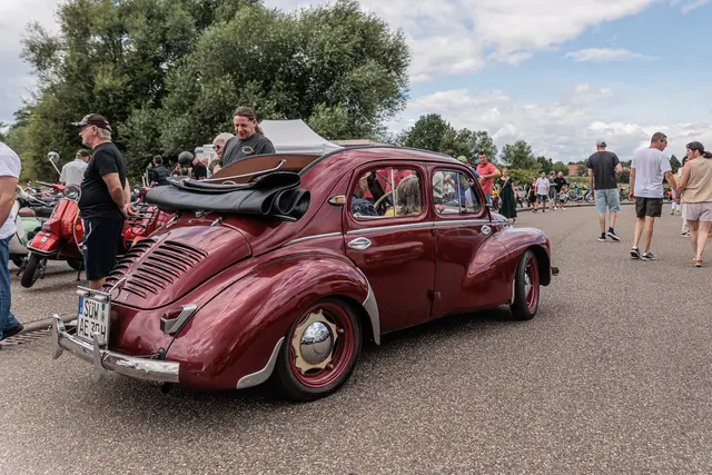 Vom liebevoll restaurierten Pkw bis zum historischen Traktor präsentierten die Besitzer ihre automobilen Schätze vor der Bienwaldhalle. | Foto: Paul Needham