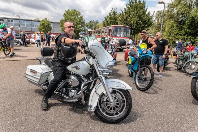 Viele Fahrzeugbesitzer nutzten das Jubiläumstreffen für den Austausch mit anderen Enthusiasten und beantworteten Fragen zu ihren Klassikern. | Foto: Paul Needham