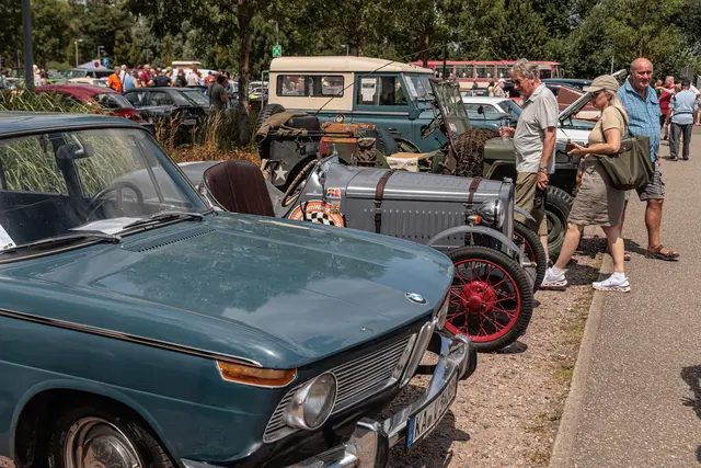 Viele Fahrzeugbesitzer nutzten das Jubiläumstreffen für den Austausch mit anderen Enthusiasten und beantworteten Fragen zu ihren Klassikern. | Foto: Paul Needham