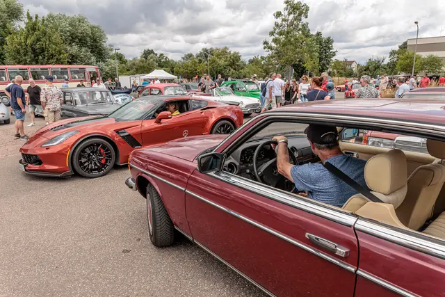 Viele Fahrzeugbesitzer nutzten das Jubiläumstreffen für den Austausch mit anderen Enthusiasten und beantworteten Fragen zu ihren Klassikern. | Foto: Paul Needham