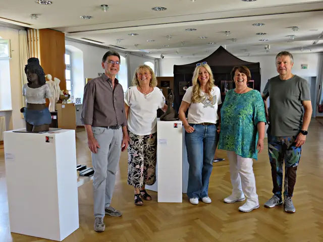 Am Besuchstag anwesende Künstlerinnen, Künstler plus Kurator | Foto: Brigitte Melder