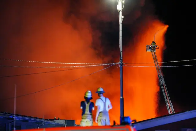 Womöglich ist die Feuerwehr noch bis zum Wochenstart im Einsatz. | Foto: Enrique Kaczor/dpa