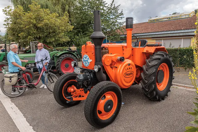 Vom liebevoll restaurierten Pkw bis zum historischen Traktor präsentierten die Besitzer ihre automobilen Schätze vor der Bienwaldhalle. | Foto: Paul Needham