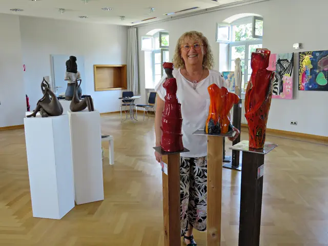 Gitta Haas hinter ihren glasierten Figuren | Foto: Brigitte Melder