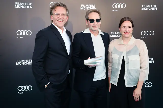 Filmfest München: David Duchovny erhält beim CineMerit Award die Auszeichnung zum Festivalabschluss. | Foto: FILMFEST MÜNCHEN, Foto: Kurt Krieger