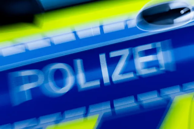 Die Suche nach dem Fahrer oder der Fahrerin läuft. (Symbolbild) | Foto: Rolf Vennenbernd/dpa