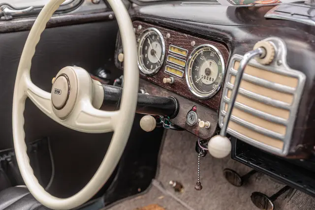Vom liebevoll restaurierten Pkw bis zum historischen Traktor präsentierten die Besitzer ihre automobilen Schätze vor der Bienwaldhalle. | Foto: Paul Needham