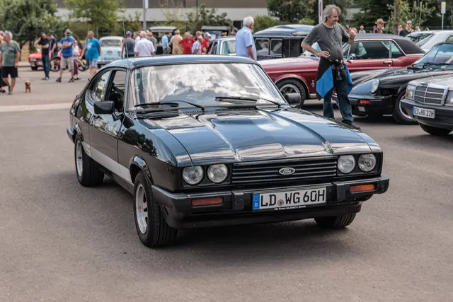 Viele Fahrzeugbesitzer nutzten das Jubiläumstreffen für den Austausch mit anderen Enthusiasten und beantworteten Fragen zu ihren Klassikern. | Foto: Paul Needham