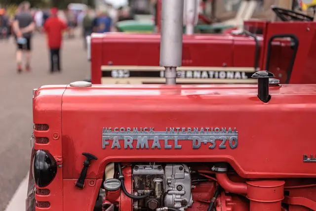 Vom liebevoll restaurierten Pkw bis zum historischen Traktor präsentierten die Besitzer ihre automobilen Schätze vor der Bienwaldhalle. | Foto: Paul Needham