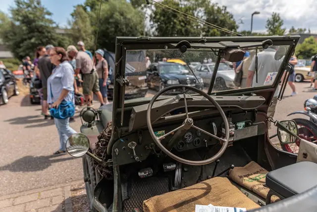 Vom liebevoll restaurierten Pkw bis zum historischen Traktor präsentierten die Besitzer ihre automobilen Schätze vor der Bienwaldhalle. | Foto: Paul Needham