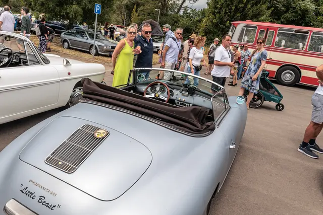 Vom liebevoll restaurierten Pkw bis zum historischen Traktor präsentierten die Besitzer ihre automobilen Schätze vor der Bienwaldhalle. | Foto: Paul Needham
