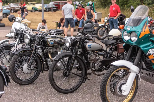 Viele Fahrzeugbesitzer nutzten das Jubiläumstreffen für den Austausch mit anderen Enthusiasten und beantworteten Fragen zu ihren Klassikern. | Foto: Paul Needham