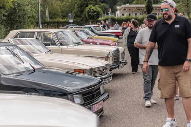 Viele Fahrzeugbesitzer nutzten das Jubiläumstreffen für den Austausch mit anderen Enthusiasten und beantworteten Fragen zu ihren Klassikern. | Foto: Paul Needham