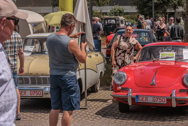 Viele Fahrzeugbesitzer nutzten das Jubiläumstreffen für den Austausch mit anderen Enthusiasten und beantworteten Fragen zu ihren Klassikern. | Foto: Paul Needham