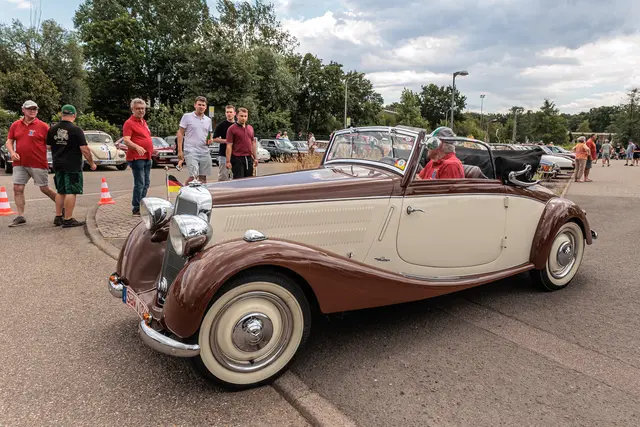 Vom liebevoll restaurierten Pkw bis zum historischen Traktor präsentierten die Besitzer ihre automobilen Schätze vor der Bienwaldhalle. | Foto: Paul Needham