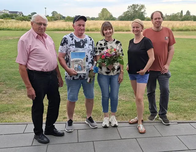 Ortsbürgermeister Helmut Litty (links) und die beiden Beigeordneten Vienna Grüner und Kai Hammann (beide rechts) dankten Hans Litty und seiner Frau Angelika (Mitte) für die langjährige Unterstützung und Treue.  | Foto: Simon Grüner
