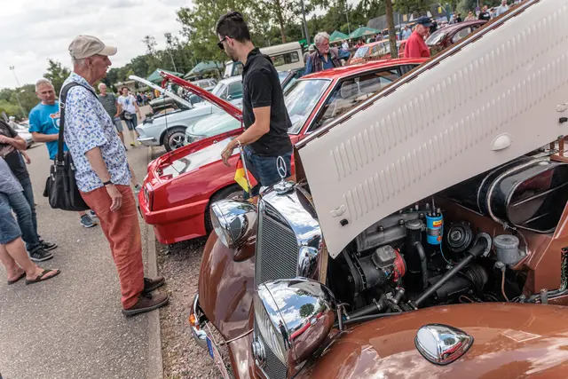 Viele Fahrzeugbesitzer nutzten das Jubiläumstreffen für den Austausch mit anderen Enthusiasten und beantworteten Fragen zu ihren Klassikern. | Foto: Paul Needham