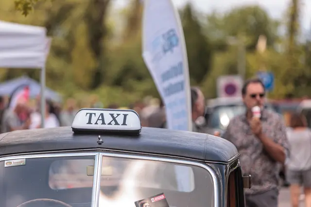 Vom liebevoll restaurierten Pkw bis zum historischen Traktor präsentierten die Besitzer ihre automobilen Schätze vor der Bienwaldhalle. | Foto: Paul Needham
