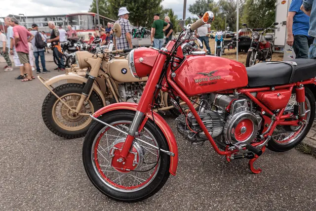 Vom liebevoll restaurierten Pkw bis zum historischen Traktor präsentierten die Besitzer ihre automobilen Schätze vor der Bienwaldhalle. | Foto: Paul Needham