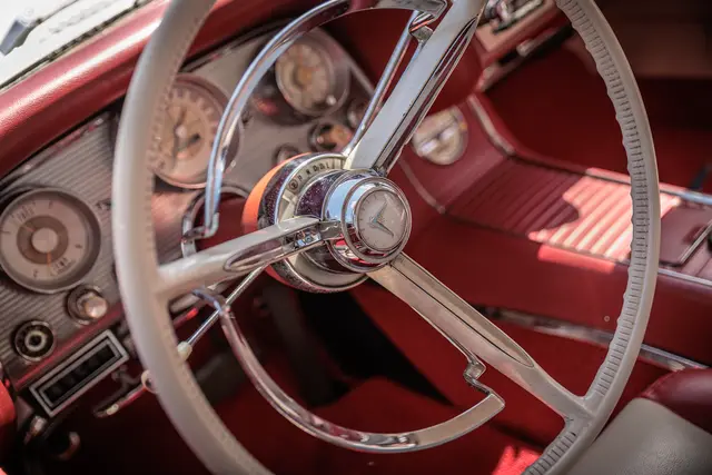Vom liebevoll restaurierten Pkw bis zum historischen Traktor präsentierten die Besitzer ihre automobilen Schätze vor der Bienwaldhalle. | Foto: Paul Needham