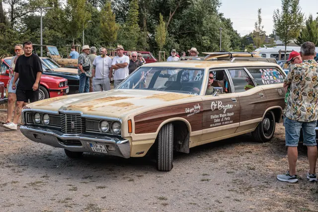 Vom liebevoll restaurierten Pkw bis zum historischen Traktor präsentierten die Besitzer ihre automobilen Schätze vor der Bienwaldhalle. | Foto: Paul Needham