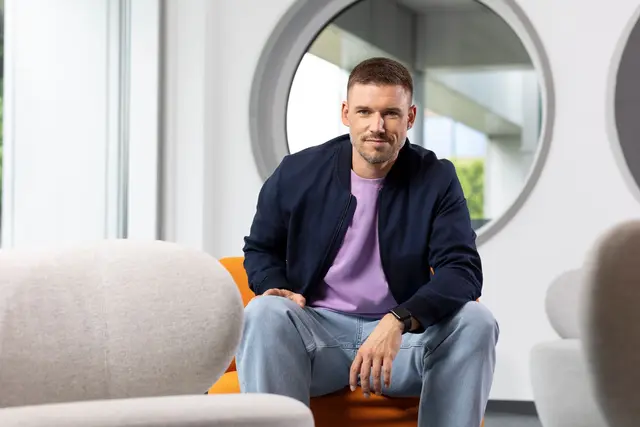 Marvin Fischer gibt sein Debüt als Moderator bei «hallo deutschland», | Foto: Jana Kay/ZDF/dpa