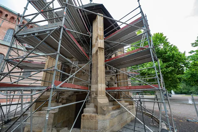 Derzeit komplett eingerüstet: der Ölberg im südlichen Domgarten | Foto: Bistum Speyer