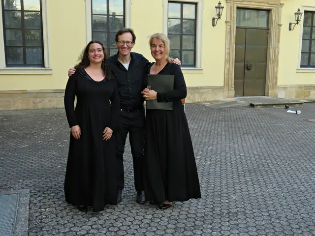 Warten auf Einsatz im Chor: Julia Müller, Vanessa Diny und Chordirektor Alistair Lilley | Foto: Brigitte Melder