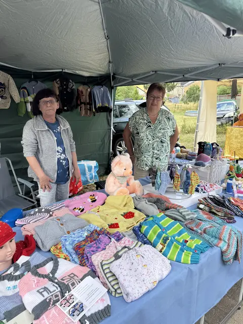 Gaugrehweilerer Markt 2026: Kein Wunsch blieb offen: Gehäkeltes und Gestricktes am Stand von Antje Degen und Silke Nerbas aus Obermoschel in der Triftstraße  | Foto: Arno Mohr 