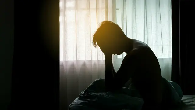 Warum schnarcht man: Schlafstörungen können die Lebensqualität enorm beeinträchtigen. Manchmal helfen schon einfache Hausmittel, um erholsam zu schlafen. Einige Tipps für gesunden Schlaf sollten Betroffene beherzigen. | Foto: Nischaporn/stock.adobe.com