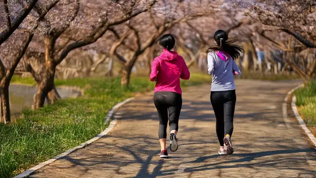 Jogger im Sommer - am besten in dem frühen Morgen- oder späten Abendstunden. Es ist noch hell und kühler als tagsüber  | Foto: Heike Schwitalla - erstellt mit KI