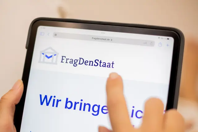 Wenn künftig nur noch Privatpersonen frageberechtigt seien, blieben Organisationen wie die Deutsche Umwelthilfe, Amnesty International und FragDenStaat außen vor, sagte kürzlich Arne Semsrott, Projektleiter von FragDenStaat. (Archivfoto) | Foto: Christoph Soeder/dpa