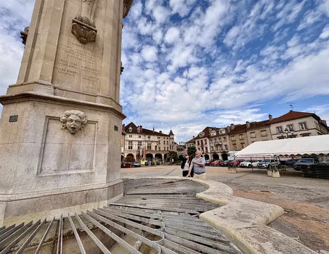 Vor dem Brunnen der Place Duroc lässt sich verstehen, warum Pont-à-Mousson einst zu den bedeutenden Städten an der Mosel zählte: Nicht Macht oder Größe prägen diesen Ort, sondern eine stille urbane Kultur, gewachsen aus Handel, Bildung und der Kunst des Austauschs. Die Arkaden schützen noch immer den Platz, während über den Dächern das Licht Lothringens wandert – und mit ihm die Ahnung, dass Europa an solchen Orten lesbar wird wie in einem alten, oft aufgeschlagenen Buch.
 | Foto: Daniel J. Basler