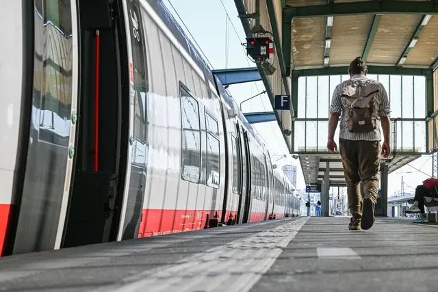 Mehrere Wochen lang müssen Pendler und Bahnreisende Einschränkungen hinnehmen. (Symbolfoto) | Foto: Jason Tschepljakow/dpa