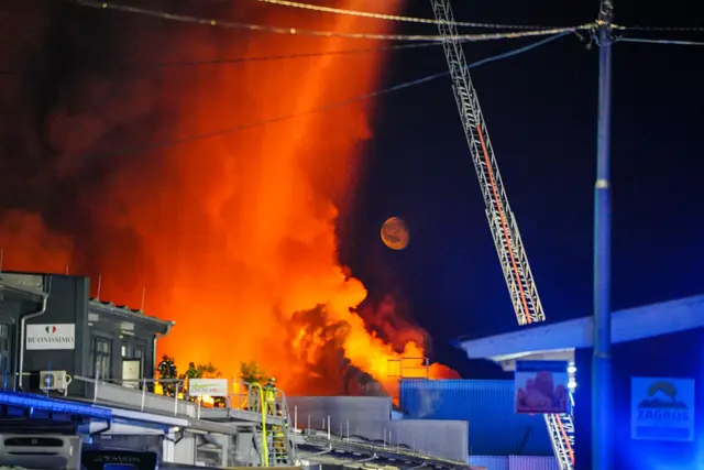 Am Wochenende waren zahlreiche Feuerwehrleute im Einsatz, um die Flammen zu löschen. (Archivbild) | Foto: Enrique Kaczor/dpa