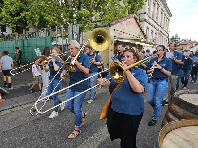 Die Kolpingskapelle Hambach begleitet traditionell die Eröffnung der Jakobuskerwe musikalisch und führt den Kerweumzug zum Rathausplatz an. | Foto: Eva Bender