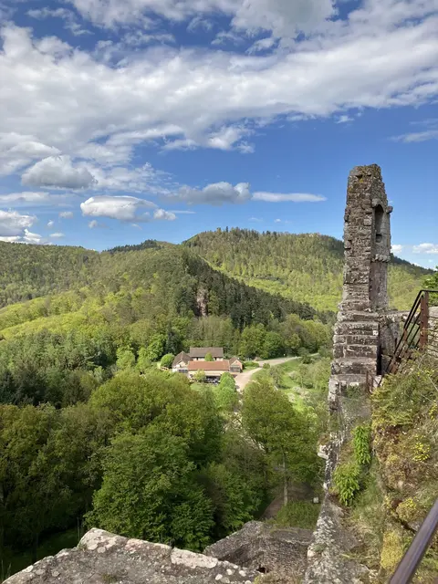 Die letzte noch bestehende Außenmauer des Palas | Foto: B. Bender