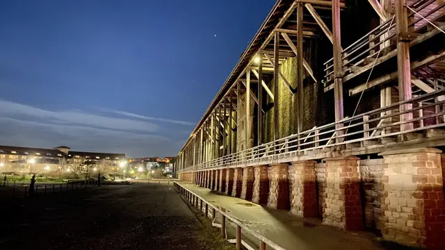 Bad Dürkheim bei Nacht: Der Gradierbau am Kurpark Bad Dürkheim ist auch außerhalb der regulären Öffnungszeiten einen Besuch wert | Foto: Kim Rileit