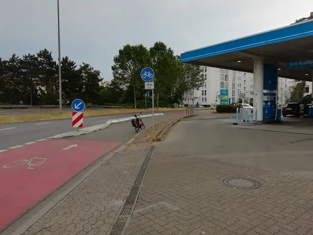 Die Heinigstraße wies schon 2020 hohe Schadstoffbelastung aus, weshalb man sie zur Radstraße machte. Wegen des Stadtumbaus musste man die Radspur wieder wegnehmen und zur Autospur machen, eine Ersatzroute für Radfahrer wurde ausgewiesen.  | Foto: Julia Glöckner