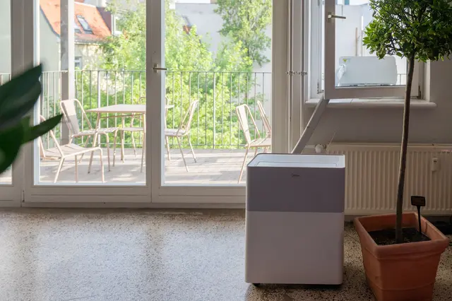 Mobile Split-Klimaanlagen wie diese sind derzeit schwer zu bekommen und wegen der Nachfrage teurer geworden. Das nutzen Betrüger aus, um Suchenden Geräte unterzujubeln, in denen nichts anderes als einfache Ventilatoren stecken. | Foto: dpa