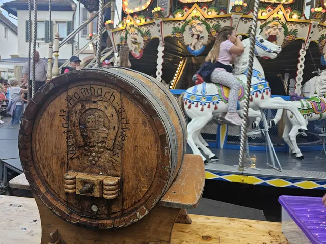 Tradition trifft Jahrmarkt: Vor dem historischen Etagenkarussell wird bei der Jakobuskerwe Freiwein ausgeschenkt und gemeinsam angestoßen. | Foto: Eva Bender
