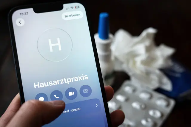 Halsweh, Fieber, Gliederschmerzen? Dann ist der Weg in die Arztpraxis beschwerlich. Bislang gab es dann die Möglichkeit einer telefonischen Krankschreibung. | Foto: dpa