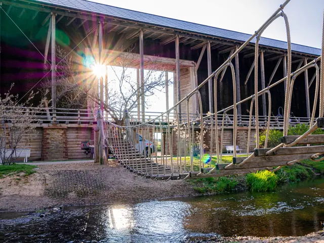 Für die Mutigen: Die Brücke an der Saline Bad Dürkheim schwebt über dem Wasser | Foto: Kim Rileit