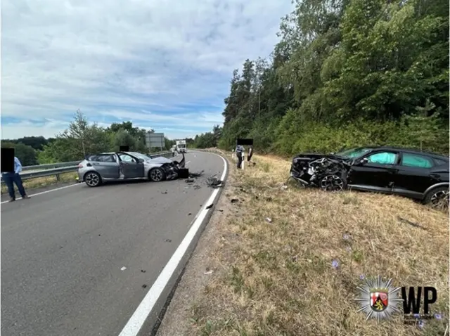 Auf der L355 bei Schönenberg-Kübelberg sind zwei Autos im Begegnungsverkehr heftig zusammengestoßen. Beide Fahrer wurden schwer verletzt, die Polizei sucht Zeugen zum Unfallhergang. | Foto: Polizeipräsidium Westpfalz