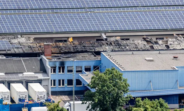 Zerstörte Hallen zeugen vom Großbrand. | Foto: Christoph Schmidt/dpa
