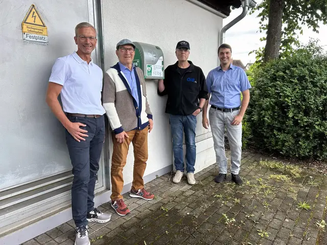 Am Weiherplatz in Baumholder können Spaziergängerinnen und Spaziergänger und Familien im Notfall jetzt schneller auf einen Defibrillator zugreifen. | Foto: Foto: Jutta D’Orazio, OIE