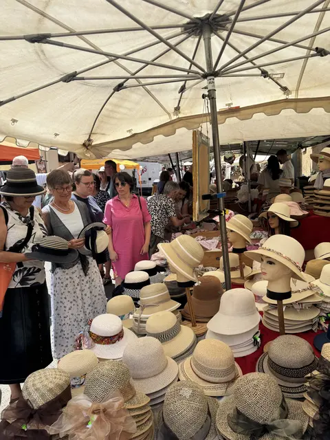 Markt 2026 in Gaugrehweiler- Wer hat den schönsten Hut ? Am Hutstand in der Hauptstraße   | Foto: Arno Mohr 