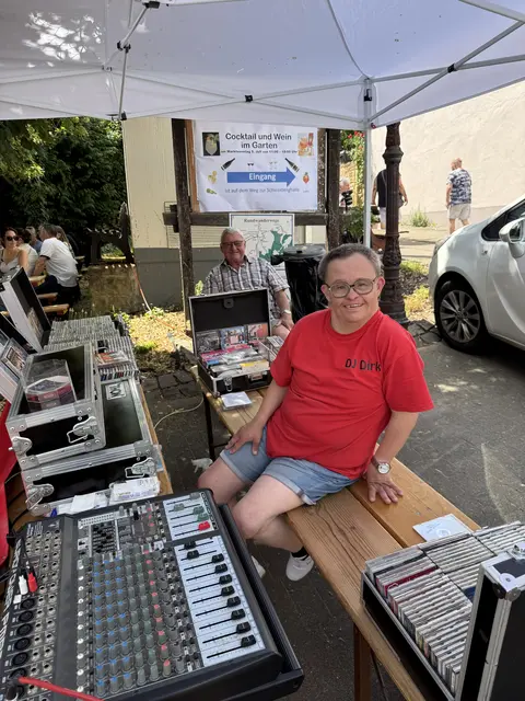 Markt 2026 DJ Dirk aus Sitters in Aktion am Marktplatz -dahinter größter Fan Vater Horst Wiesen  | Foto: Arno Mohr 