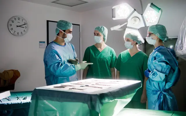 Die geplante Medical School in Kaiserslautern soll ein neuer Ort für die Ausbildung von Fachkräften für das Gesundheitswesen werden. (Symbolfoto) | Foto: Julian Stratenschulte/dpa